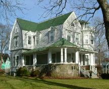 West perspective of front and west sides of the Thomas V.B. Bingay House, Yarmouth, NS, 2006.; Heritage Division, NS Dept. of Tourism, Culture and Heritage, 2006