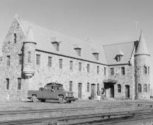 Exterior photo; Photographie Jacqueline Hallé, 1991.