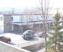 La façade avant de l'actuelle Brunswick résidence funéraire vue d'en haut.; Town of Edmunston