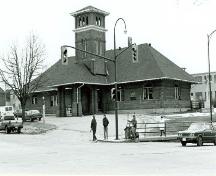 Photo prise de l'extérieur; (M. Carter, March 1992.)