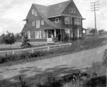 Dr Paisley assis dans sa galerie ; Mount Allison University Archives, 005 108