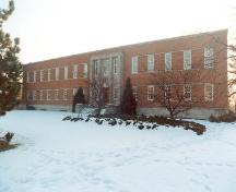 Exterior photo; Higgs Cameron Cyr and Wilson Ltd., Real Estate Appraisers and Consultants, "Asset Management Report: Forintek Building, 800 Montreal Road, Ottawa, Ontario," prepared for Real Property Branch, Public Works and Government Services Canada, National Capital