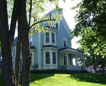 Image prise de la voie d'accès de la maison Hon. Charles Connell.; Carleton County Historical Society