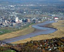 Le Coude de la rivière Petitcodiac a défini la croissance du centre-ville de Moncton en étant un site favorable pour l'établissement, l'industrie et le tourisme.; Moncton Times & Transcript
