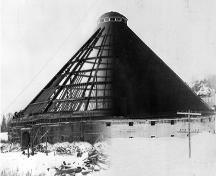 Cette photo composite présente les appuis de poutre en acier ainsi que la charpente complétée.; Moncton Museum