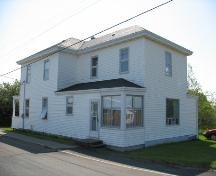 L'entrée du côté donne sur la rue Georges Ouest, et l'arrière donne sur la rue du Centenaire; Town of Tracadie-Sheila