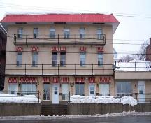 Photo prise de face de l'ancien hôtel York.; Société historique du Madawaska