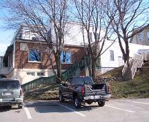 La façade sud de la Praga Hotel et les escaliers menant aux chambres accessibles via le toit de la partie "restaurant".  Cette photo a été prise à partir du stationnement de la Praga Hotel.; Town of Edmunston