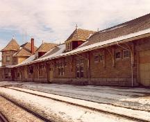 View of the western elevation of the railway station.; Parks Canada Agency / Agence du Parcs Canada, Marilyn E. Armstrong-Reynolds, 1990.