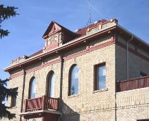 Façade (détail) de l'Hôtel de ville de West St. Paul, West St. Paul, 2005; Historic Resources Branch, Manitoba Culture, Heritage and Tourism, 2005