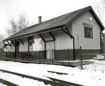Vue en angle de la Gare ferroviaire Canadien National, montrant les façades de l'arrière et du côté, 1993.; Agence Parcs Canada / Parks Canada Agency, A. M. de Fort-Menares, 1993.