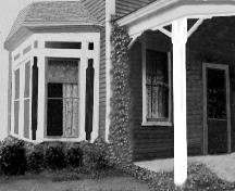 Maison Sylvain Gaudet - Image reproduite à partir de photos anciennes illustrant la finition extérieure de la maison, typique des ouvrages de menuiserie de Sylvain Gaudet.; Thérèse Melanson/Gérard LeBlanc