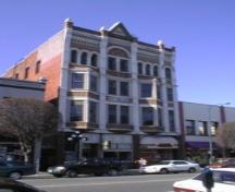 Exterior view of the New England Hotel, 2004.; City of Victoria, Berdine Jonker, 2004.