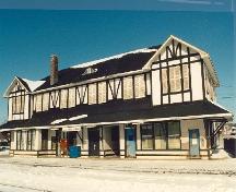 Corner view of Canadian National Railway/VIA Rail Station, showing both the rear and side façades.; Agence Parcs Canada / Parks Canada Agency, Murray Peterson.