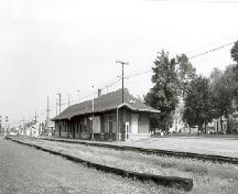 Corner view of Canadian Pacific Railway Station, showing both the rear and side façades, 1994.; Agence Parcs Canada / Parks Canada Agency, S.D. Bronson, July 1994.