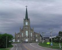 Église Saint-Thomas de Memramcook - Aperçu de l'église à distance sur son site élevé ; Memramcook Valley Historical Society