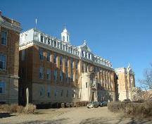 Front facade of the Elementary School.; Government of Saskatchewan, Lisa Dale-Burnett, 2004.