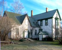 Image du coin sud-ouest de la maison Reid Stewart montrant le premier ajout (à la gauche) et le dernier ajout (vers 1900) à la droite.; Restigouche Regional Museum, Dalhousie