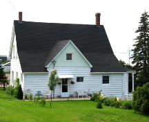 Vue vers l'ouest, montrant le toit de l'appentis et le pignon croisé, un vestige des bâtiments d'entreposage attachés d'origine.; Restigouche Regional Museum, Dalhousie