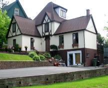 Le côté est de 126, rue Brunswick illustre le style néo-Tudor; Restigouche Regional Museum, Dalhousie