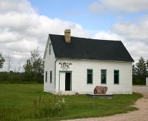 Vue de la façade sud et ouest de l'École Willow Plain, région de Sarto, 2004; Historic Resources Branch, Manitoba Culture, Heritage and Tourism, 2004