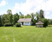 Vue contextuelle de la maison et du poulailler de Maison Negrych, région de Venlaw, 2005; Historic Resources Branch, Manitoba Culture, Heritage and Tourism, 2005