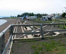Vue sud, montrant la plage et les zones de pique-nique et du camping.; Restigouche Regional Museum, Dalhousie