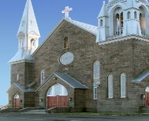 Vue du côté nord de l'église Saint-Jean-Baptiste montrant l'entrée principale et le vitrail en rosace.; Restigouche Regional Museum, Dalhousie