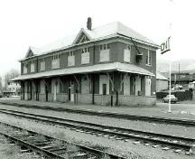Corner view of Canadian National Railway Station, showing both the back and side façades, 1991.; Harold Kalman, 1991.