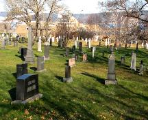 Vue du cimetière Riverview prise du sud, montrant le plan des pierres tombales.; Restigouche Regional Museum, Dalhousie