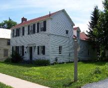 Cette image montre la lucarne et fenêtre sur le côté de l'édifice ainsi que le sentier à côté de la maison.; City of Fredericton 2004