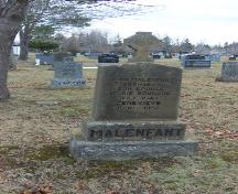 Pierre tombale de la famille Malenfant, où sont enterrés Anna Malenfant, cantatrice acadienne, ses parents et sa soeur.; Village of Cap-Pelé