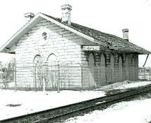 Vue en angle de l'Ancienne gare ferroviaire Grand tronc, montrant les façades du dos et du côté, 1992.; M. Carter, 1992.