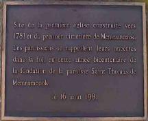 Plaque installée en 1981 sur le socle de la croix pour commémorer le bicentennaire de la paroisse.; Memramcook Valley Historical Society