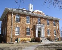 Front facade of the Gravelbourg Court House, 2004.; Government of Saskatchewan, Bernie Flaman, 2004.