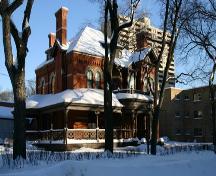 Vue des façades principales - du nord-ouest de la Maison de Sir Hugh John Macdonald, Winnipeg, 2005; Historic Resources Branch, Manitoba Culture, Heritage and Tourism, 2005
