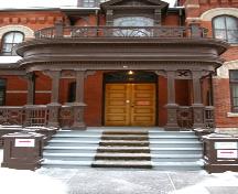 Vue du porche avant de la Maison de Sir Hugh John Macdonald, Winnipeg, 2005; Historic Resources Branch, Manitoba Culture, Heritage and Tourism, 2005