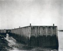 Le nouveau quai situé 1600 pieds à l'aval de l'ancien quai.; Courtesy of Archives of Public Works Canada
