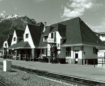 Vue en angle de la Gare ferroviaire Canadien National, montrant les façades de l'arrière et du côté, 1991.; Great Plains Research Consultants, B. Potyondi, 1991.