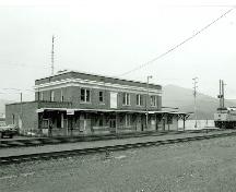 Corner view of Canadian National Railway Station, showing both the back and side façades, 1991.; Harold Kalman, 1991.