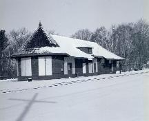 Vue en angle de la Gare ferroviaire Canadien Pacifique, montrant les façades de l’arrière et du côté, 1993.; Heritage Research Associates, M. Carter, 1993.