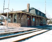 Corner view of Canadian Pacific Railway Station, showing both the rear and side façades, 1994.; Agence Parcs Canada / Parks Canada Agency, Christiane Lefebvre, 1994.