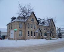 Façade principale - du sud-ouest du Lorne Terrace, Brandon, 2005; Historic Resources Branch, Manitoba Culture, Heritage and Tourism, 2005