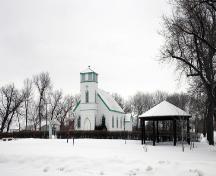 Vue contextuelle de l'église anglicane St. Alban's, Oak Lake, 2005; Historic Resources Branch, Manitoba Culture, Heritage and Tourism, 2005