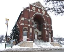 Façade principale - du sud-est de l'église catholique St. Edward the Confessor, Winnipeg, 2005; Historic Resources Branch, Manitoba Culture, Heritage and Tourism, 2005