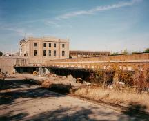 Vue générale montrant l'élévation est de l'ancienne gare du Canadien National à Hamilton, 1999.; Parks Canada Agency/Agence Parcs Canada, J. Hucker, 1999.