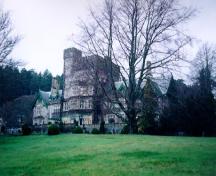 Vue générale du château Hatley, 1995.; Parks Canada Agency/Agence Parcs Canada, L. Maitland, 1995.