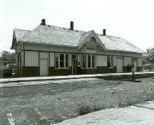 Vue en angle de l'ancienne gare ferroviaire de la Canadien National, montrant la façade arrière et celle du côté, 1992.; A. M. de Fort-Menares, 1992.
