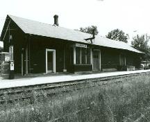 Vue en angle de la gare ferroviaire du Canadien National, montrant les façades de l'arrière et du côté, 1992.; A. M. de Fort-Menares, 1992.