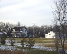 Vue contextuelle - de l'est de la maison Robertson, région de Marquette, 2005; Historic Resources Branch, Manitoba Culture, Heritage and Tourism, 2005